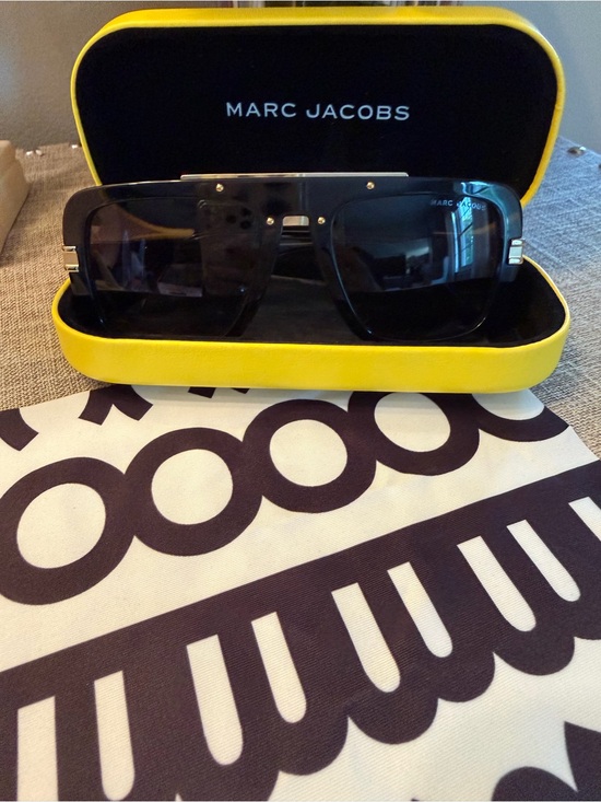 Marc Jacobs Accessories - Marc Jacobs NWOT Black Women’s Sunglasses with Yellow Case and lens cloth